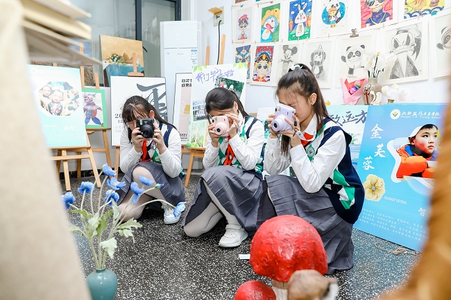 像艺术家一样思考，大开脑洞、创意定格，这群小学生学当“策展人”