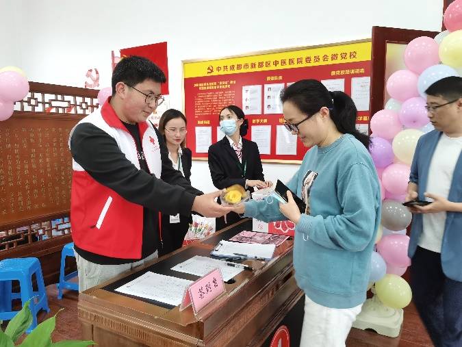 新都区中医院举办“天使在身边——5·12护士节主题活动”减压活动