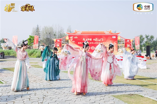 “大美中国 幸福临门”中粮福临门老家土榨菜籽油菜花节在成都开幕